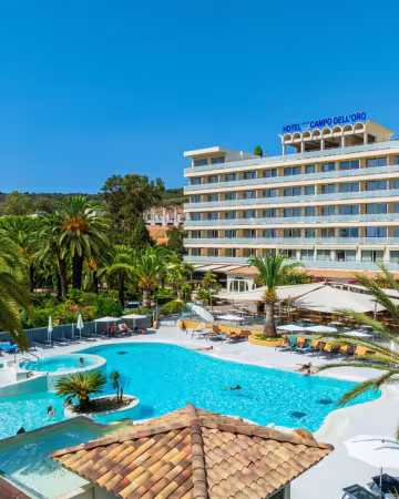 L'hôtel Campo dell'Oro et sa piscine entourée de palmiers